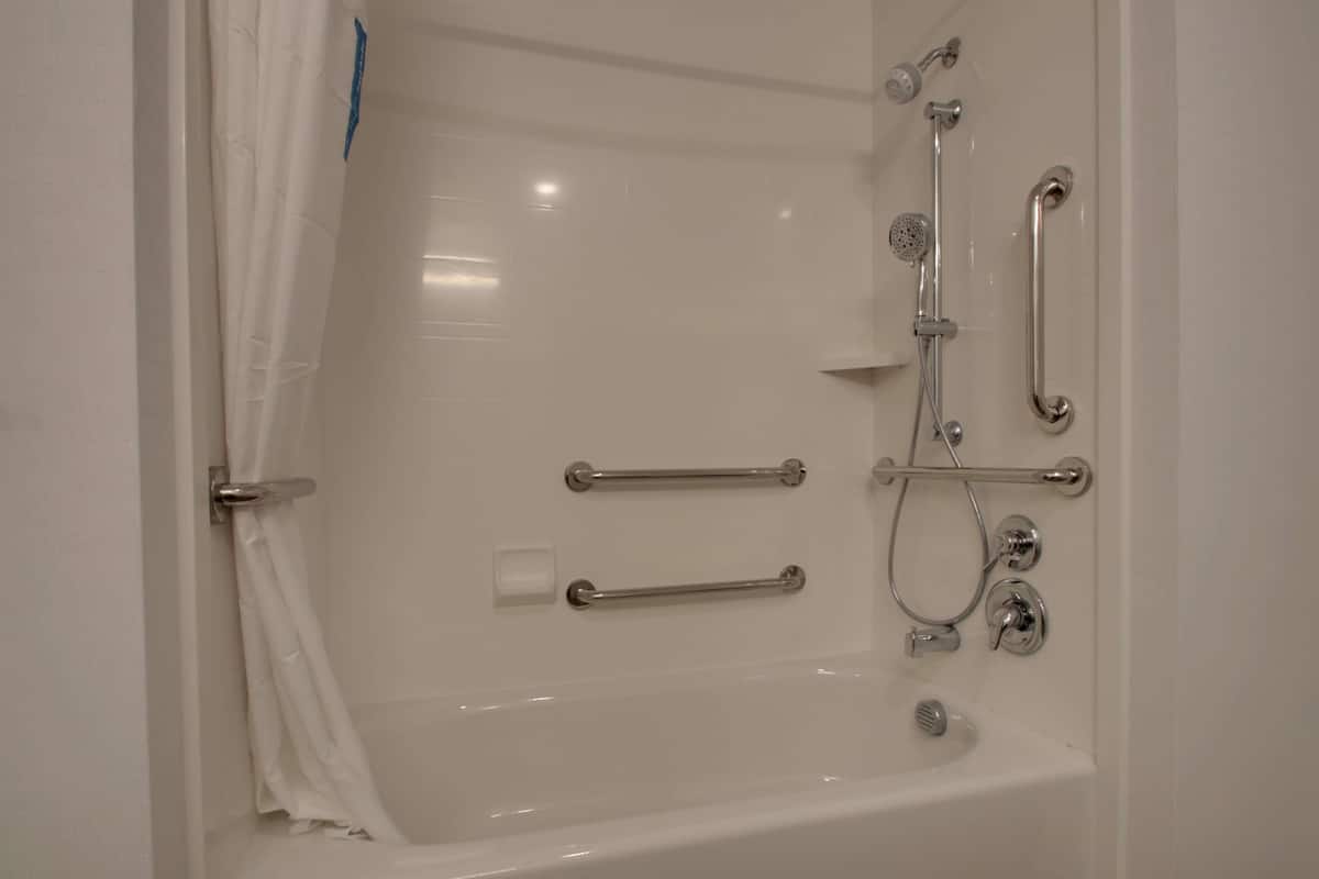 combined shower/bathtub, designer toiletries, towels