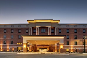 Vista frontal de la propiedad por la tarde o noche