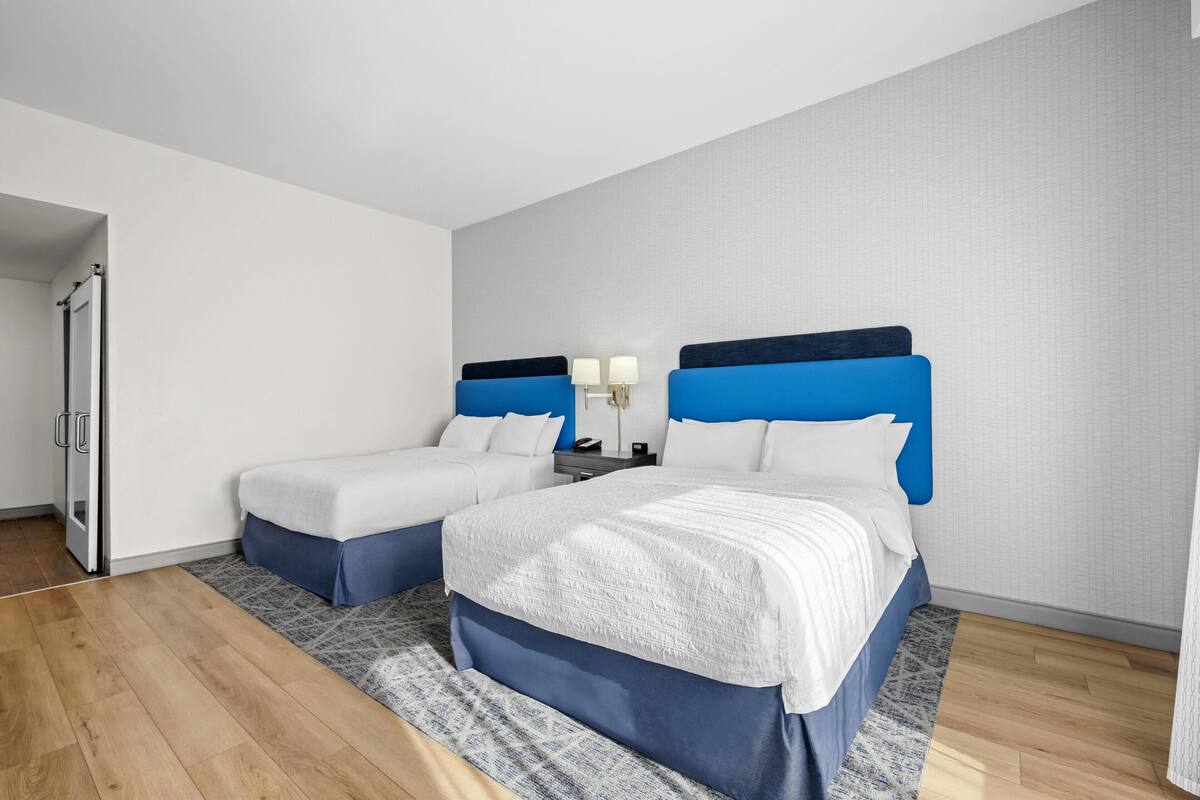 Chambre, 2 grands lits, réfrigérateur et four à micro-ondes | Accès au Wi-Fi (inclus), literie fournie