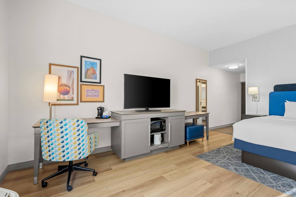 Chambre, 1 très grand lit et 1 canapé-lit, réfrigérateur et four à micro-ondes | Accès au Wi-Fi (inclus), literie fournie