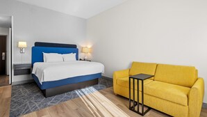 Habitación, 1 cama King size y sofá cama, refrigerador y microondas | Wifi gratis y ropa de cama 