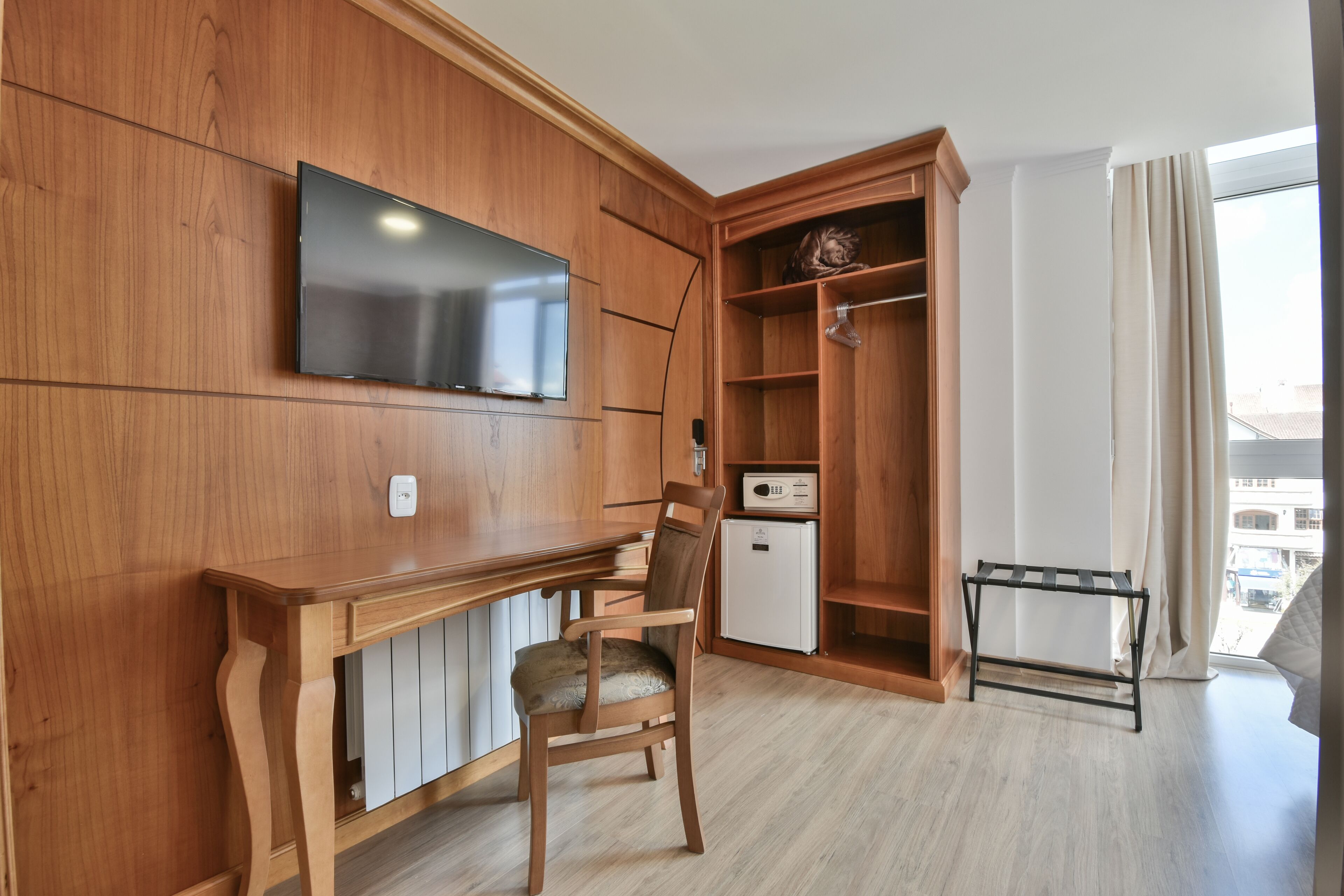 superior room, 1 queen bed | minibar, in-room safe, blackout curtains, soundproofing