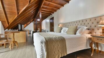 Family Room | Minibar, in-room safe, blackout curtains, soundproofing