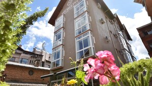 A hotel building with a modern architectural design, featuring a prominent sign and multiple windows. - Hotel Micheline (Gramado)