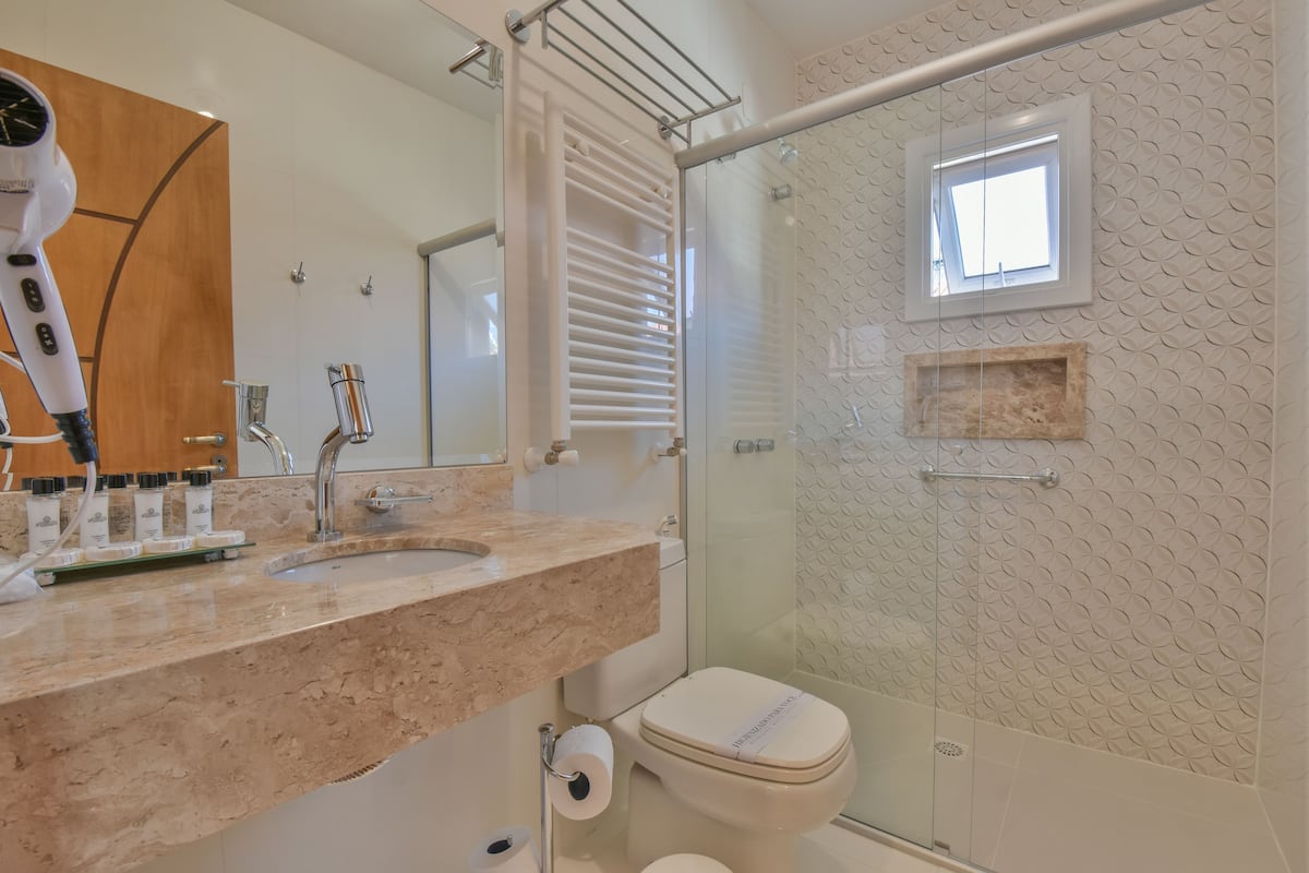 apartment | bathroom | shower, free toiletries, hair dryer, towels