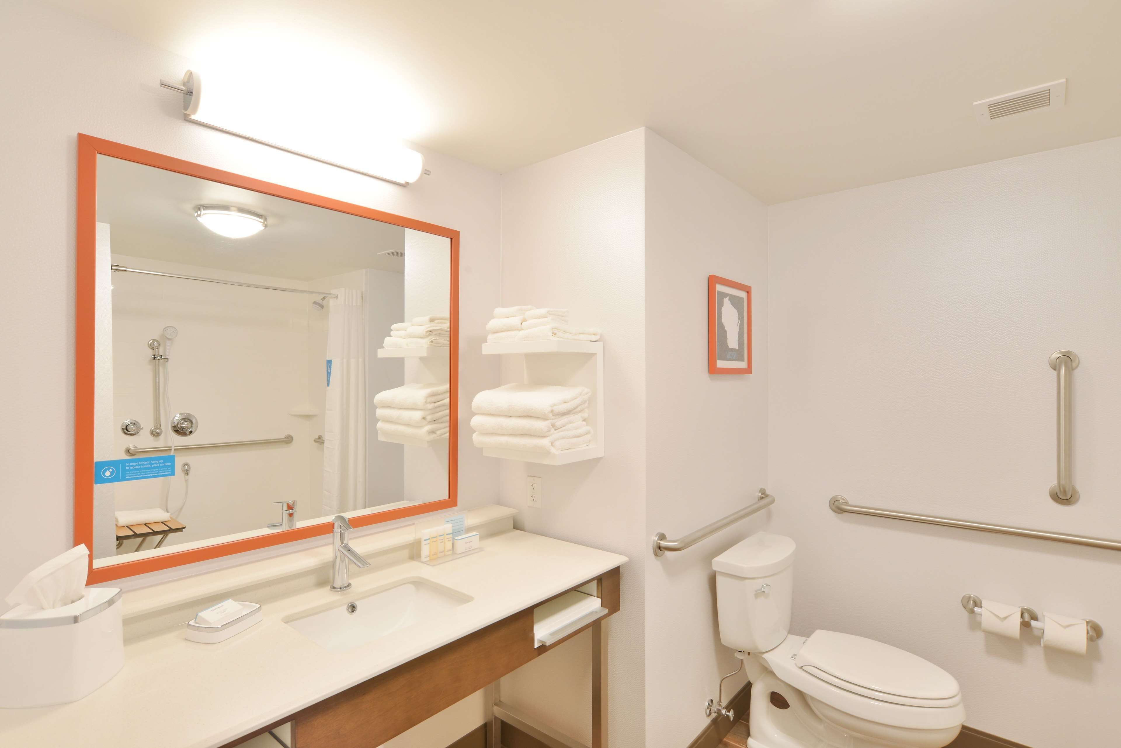 combined shower/bathtub, designer toiletries, towels