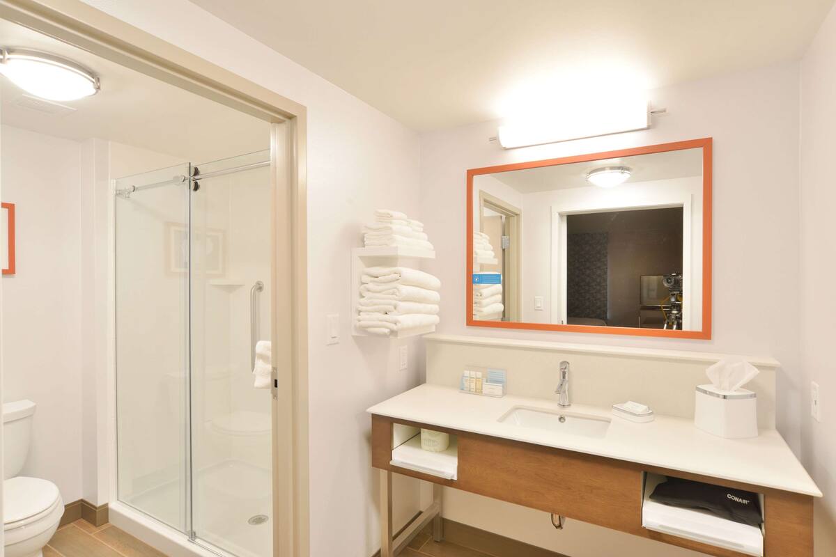 combined shower/bathtub, designer toiletries, towels