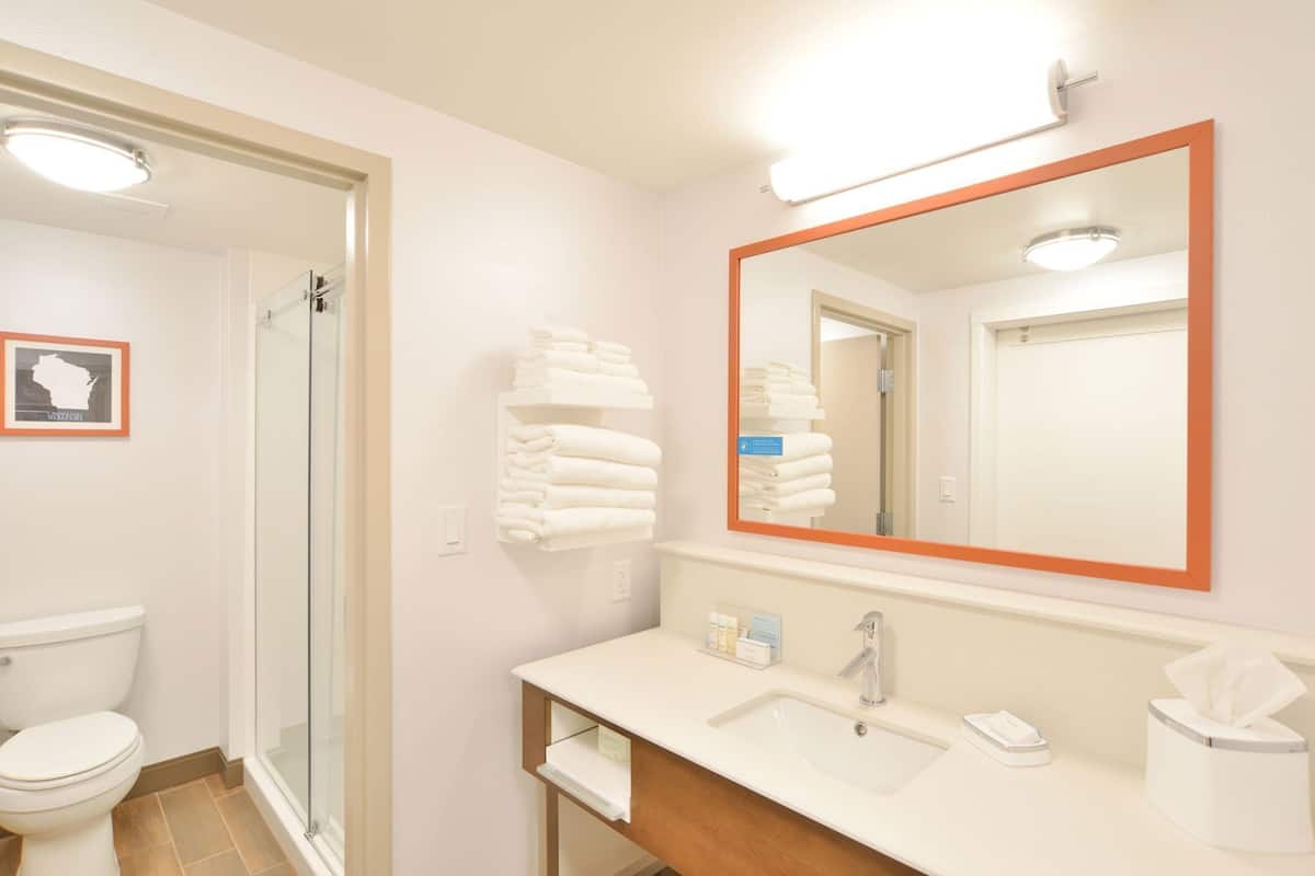 Bathroom | Combined shower/tub, designer toiletries, towels