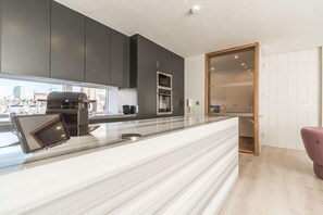 Apartamento premier, banheiro privativo | Cozinha privada | Cadeirão de bebê