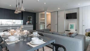 Dining - The Daniel Day Lewis Suite - Hiphipstay (Dublin)