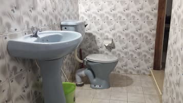 Basic Double Room, 1 Bedroom, Garden View | Bathroom | Shower, towels