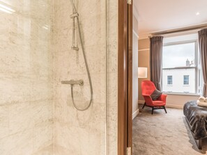 Premier Apartment, Private Bathroom | Bathroom | Free toiletries, towels