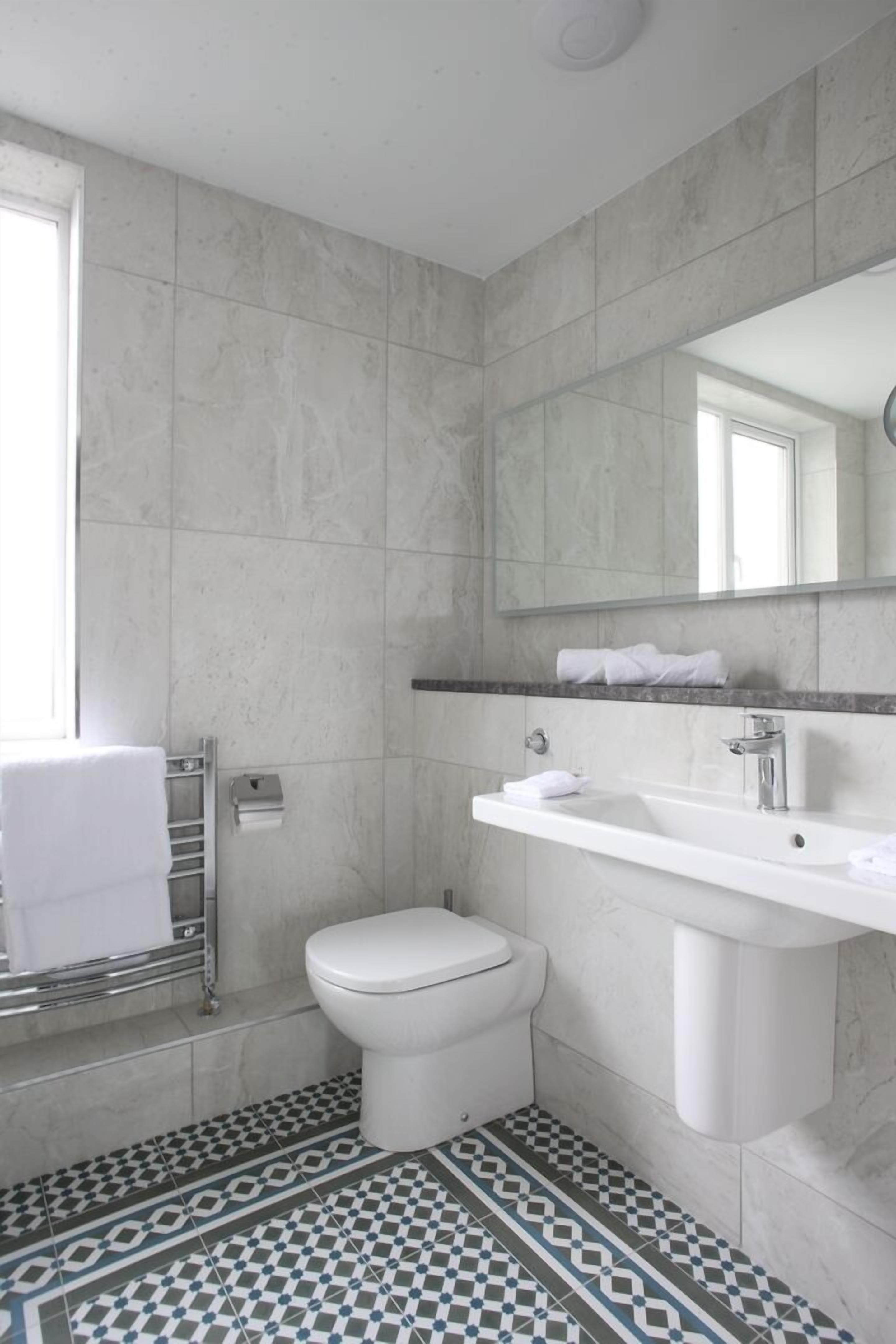 superior room | bathroom | free toiletries, towels