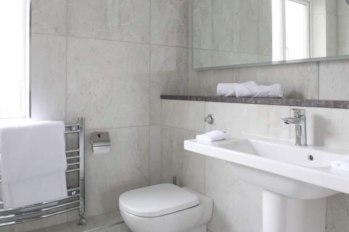 superior room | bathroom | free toiletries, towels