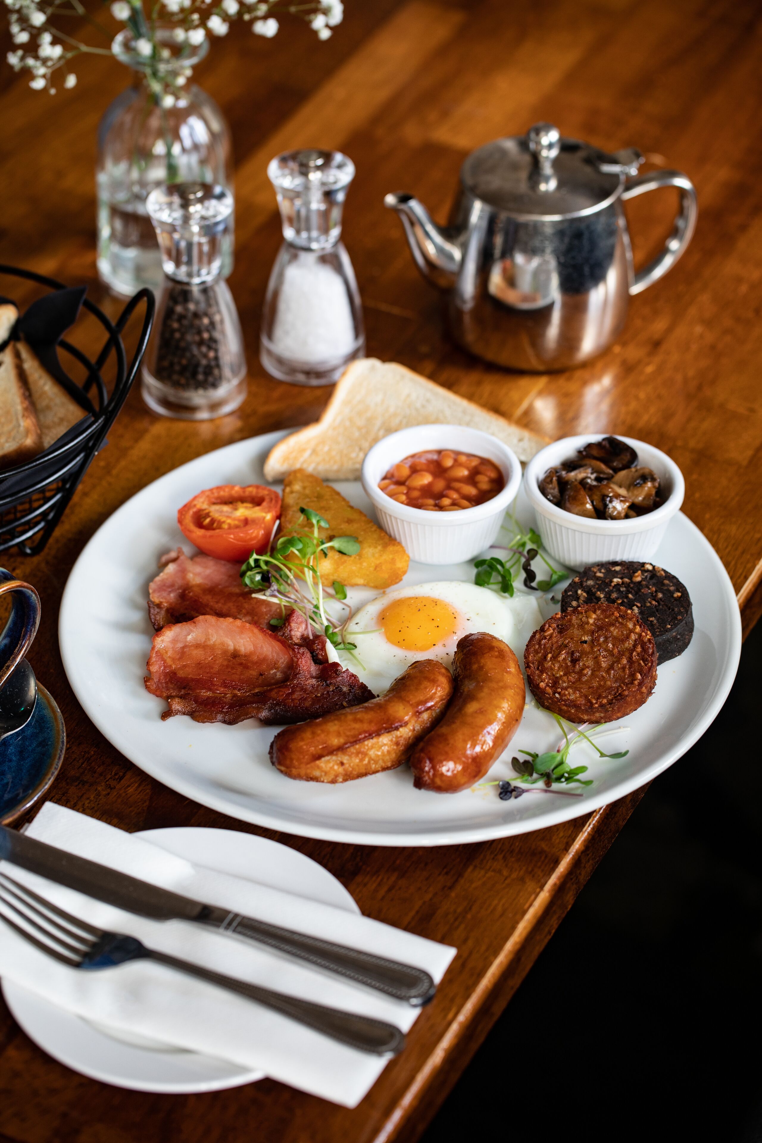 breakfast, lunch and dinner served