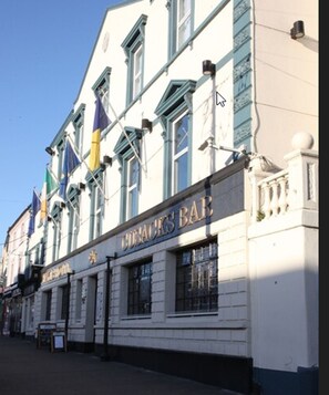 A building with a sign that reads "CIRCA'S BAR". - Hayes Hotel (Thurles)