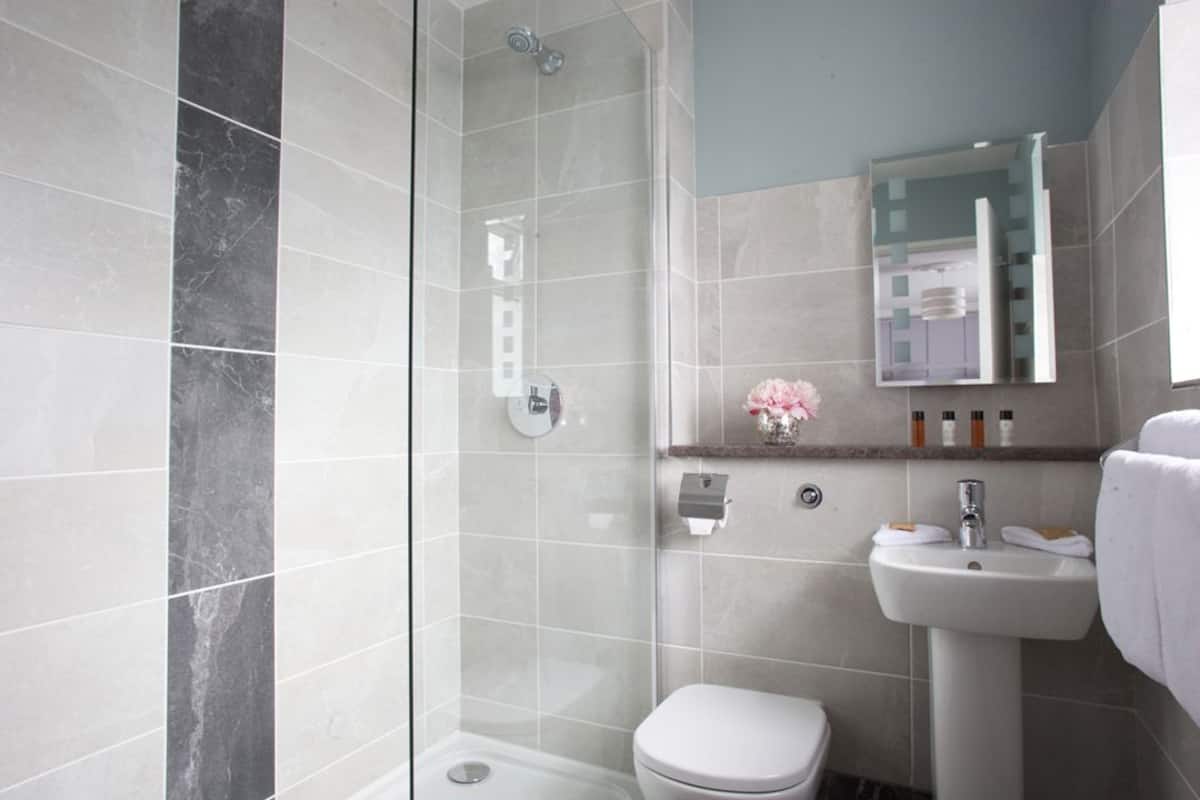 free toiletries, towels