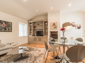 Premier apartman, privát fürdőszoba | Étkezés a szobában