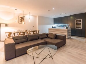 Flat-screen TV - The Michael Collins Suite - hiphipstay (Dublin)