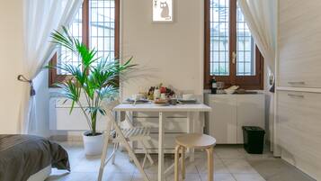 Appartement, 1 chambre | Restauration dans la chambre