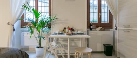 Apartment, 1 Bedroom | In-room dining