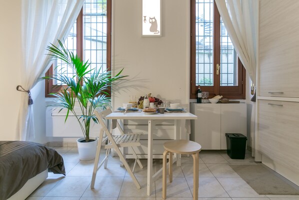 Apartment, 1 Schlafzimmer | Essbereich im Zimmer