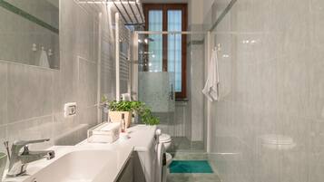 Apartment, 1 Bedroom | Bathroom | Shower, hair dryer, bidet, towels