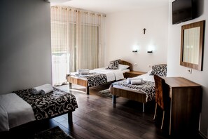 Chambre Triple | Fer et planche à repasser, lits bébé (gratuits), Wi-Fi gratuit