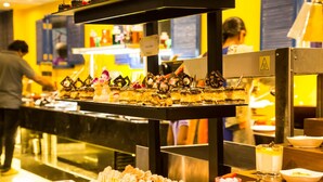 Un bufé con diversos postres y bebidas.