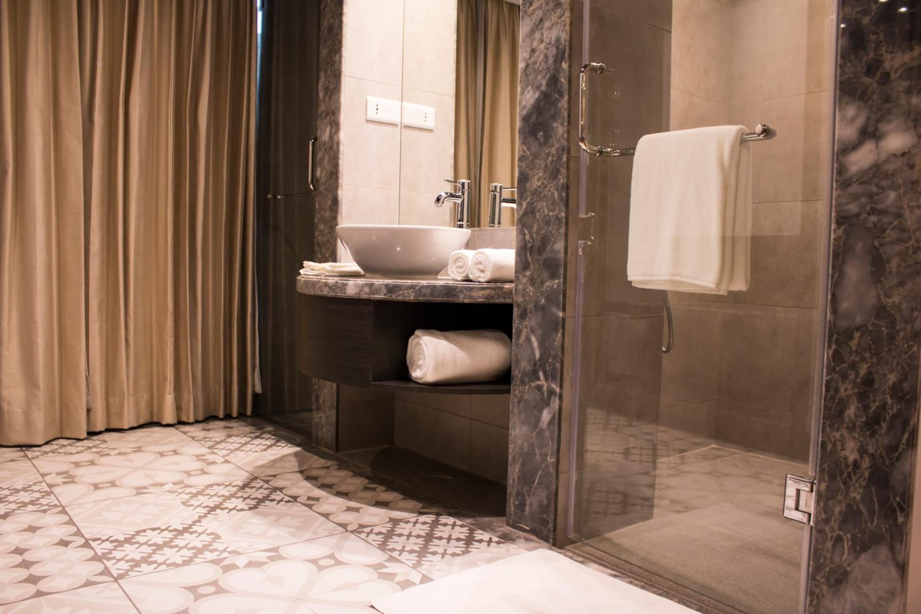 Dusche, kostenlose Toilettenartikel, Hausschuhe, Handtücher