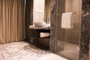 Douche, articles de toilette (gratuits), pantoufles, serviettes fournies
