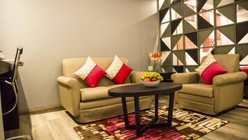 Minibar, caja de seguridad en la habitación y escritorio
