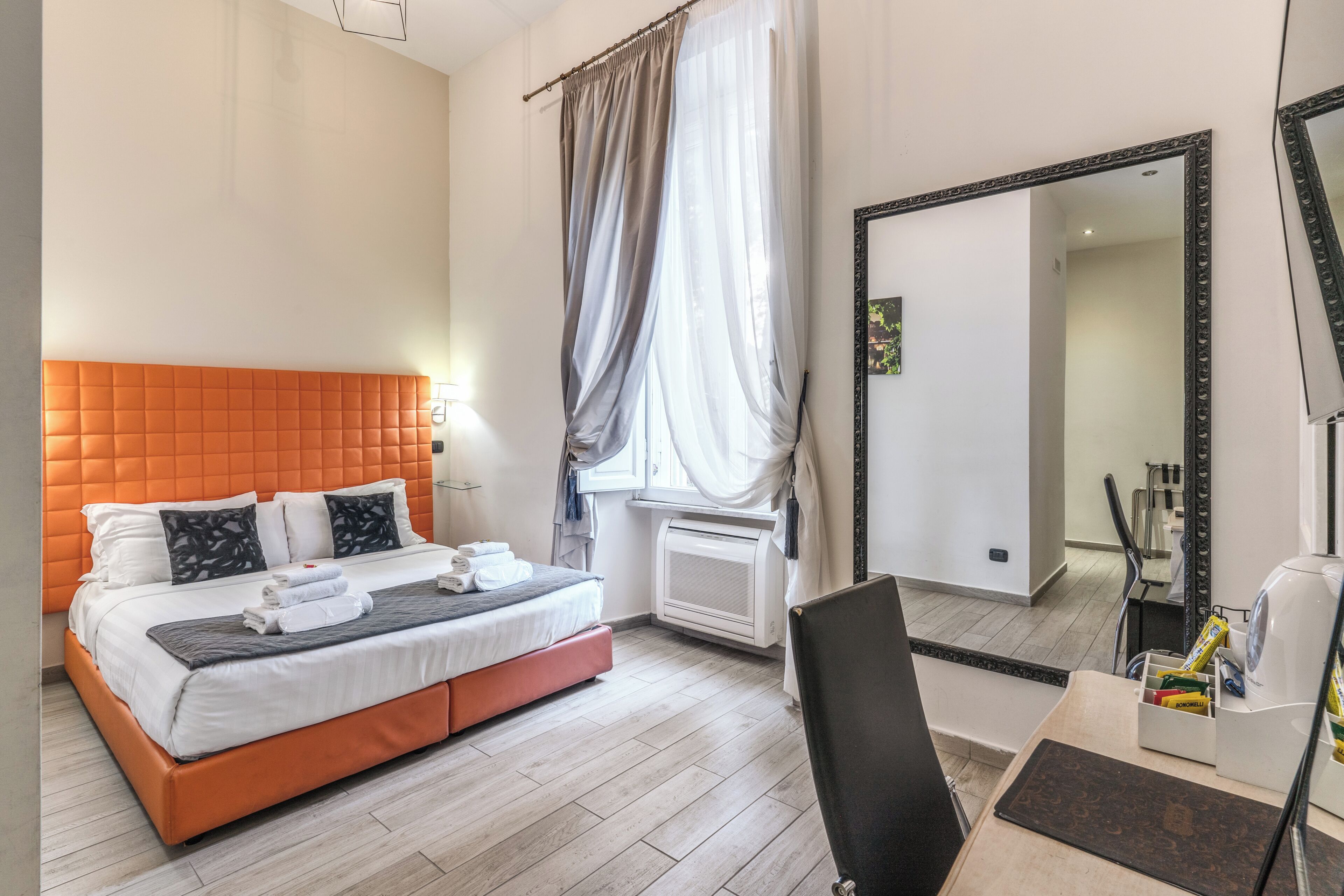 Suite familiar | Ropa de cama de alta calidad, minibar, caja fuerte y escritorio