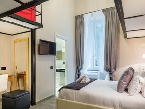 Tripla Design | Biancheria da letto di alta qualità, minibar, una cassaforte in camera