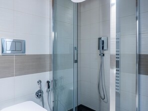 Suite Keluarga | Seprai premium, minibar, brankas, dan meja kerja