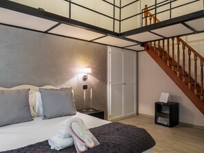 Tripla Design | Biancheria da letto di alta qualità, minibar, una cassaforte in camera