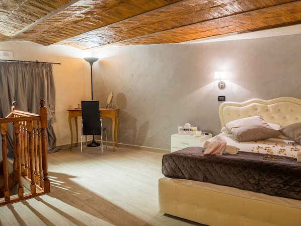 Comfort-Dreibettzimmer | Hochwertige Bettwaren, Minibar, Zimmersafe, Schreibtisch