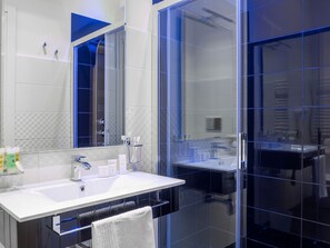 クラシック ダブルルーム クイーンベッド 1 台 | バスルーム | シャワー、バスアメニティ (無料)、ヘアドライヤー、スリッパ