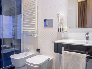 Habitació triple clàssica | Bany | Dutxa, articles de tocador gratuïts, assecador de cabells i sabatilles 