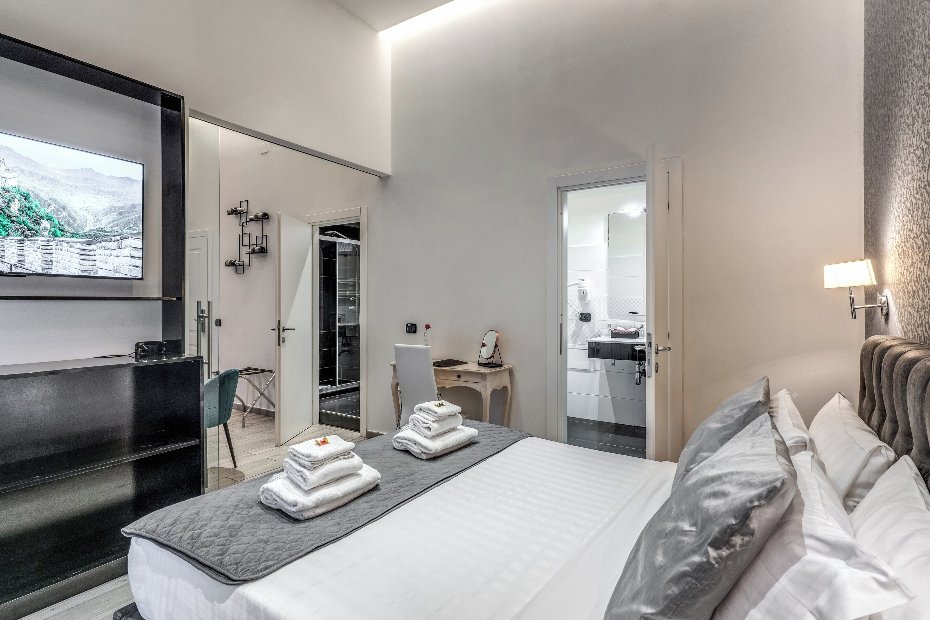 Suite | Ropa de cama de alta calidad, minibar, caja fuerte y escritorio