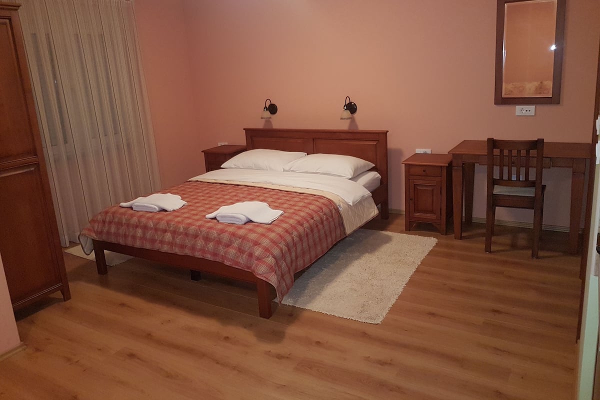 Studio | Desk, WiFi (free), bed sheets