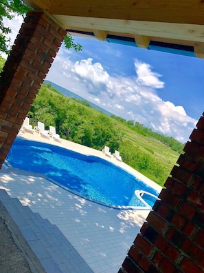 Hồ bơi ngoài trời, ghế dài tắm nắng