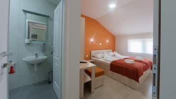 Classic Double Room (Orange) | Schreibtisch, laptopgeeigneter Arbeitsplatz, schallisolierte Zimmer