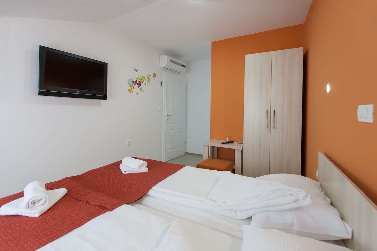 Classic Double Room (Orange) | Skrivebord, skrivebord for bærbar PC, lydisolert og wi-fi (inkludert)