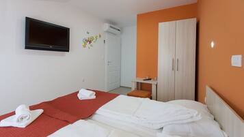 Classic Double Room (Orange) | Desk, laptop workspace, soundproofing, free WiFi