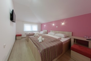 Desk, laptop workspace, soundproofing, free WiFi - Guest House City Star (Mostar)