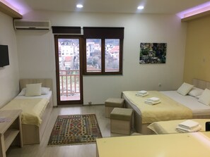 Comfort studio, balkon, uitzicht op rivier | Een bureau, een laptopwerkplek, geluiddichte muren, gratis wifi