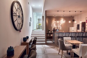 Un interior moderno con comedor, cocina y escalera.