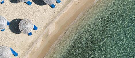 Playa privada, sillas reclinables de playa, sombrillas, buceo