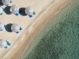 Ιδιωτική παραλία, ξαπλώστρες (σεζλόνγκ), ομπρέλες θαλάσσης